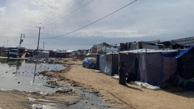 Ein Lager in Gaza, vor den Zelten steht das dreckige Wasser.