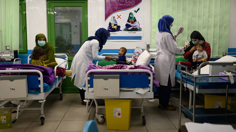 Gesundheitspersonal behandelt Kinder in einem Gesundheitszentrum von Aktion gegen den Hunger