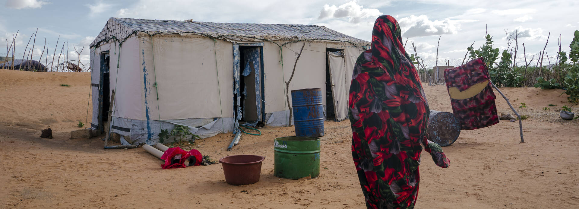 Eine Frau im Flüchtlingscamp Mbera in Mauretanien auf dem Weg zu ihrer Unterkunft.