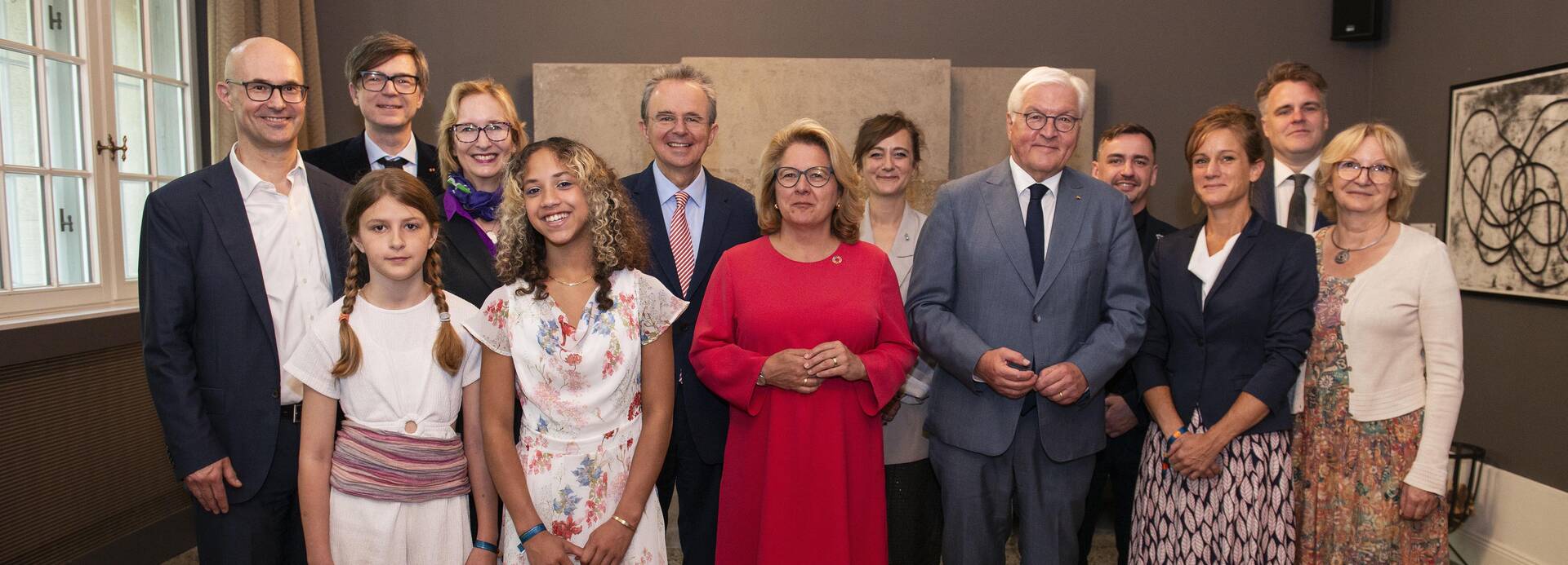 Hintere Reihe, v.l.n.r. Marek Wallenfels, Director Bildung und Next Generation, Bertelsmann Stiftung Ralph Caspers, Moderator Katrin Weidemann, Vorstandsvorsitzende Kindernothilfe e.V. Dr. Jens Kreuter, Geschäftsführer Engagement Global Dr. Helene Mutschler, Geschäftsführerin Aktion gegen den Hunger e.V. Jost Neumann, Director Programmes der Tui Care Foundation Sven Haedecke, Public Affairs Manager Unternehmenskommunikation, Cornelsen Verlag GmbH Vordere Reihe, v.l.n.r.: Shayla Jolie & Filo, Song Contes