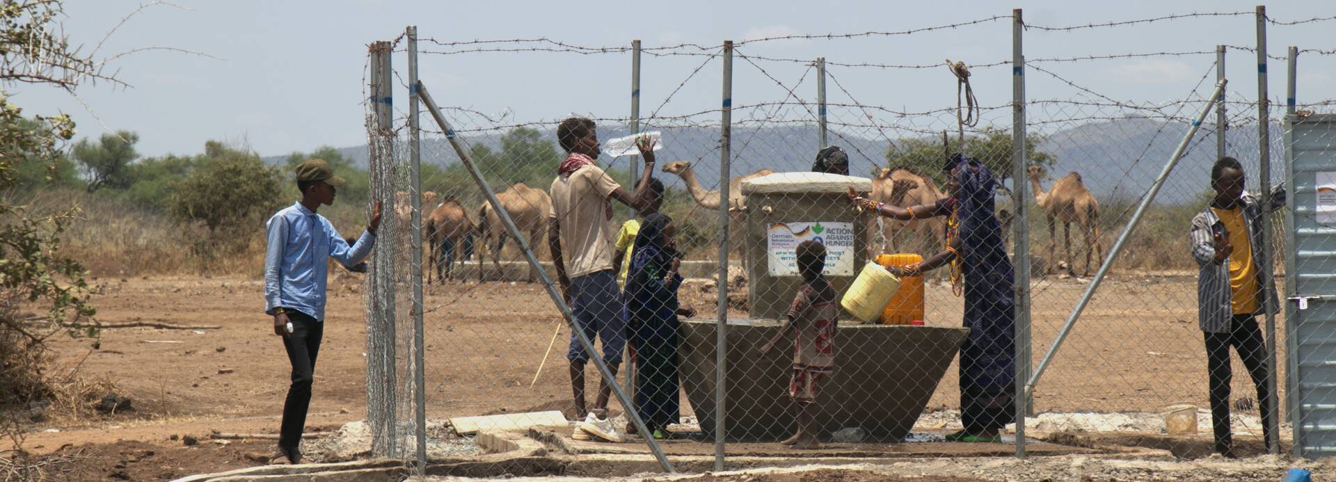Die erneuerte Wasserstelle in Hobok versorgt täglich Hunderte Menschen und Tiere mit sauberem Trinkwasser.