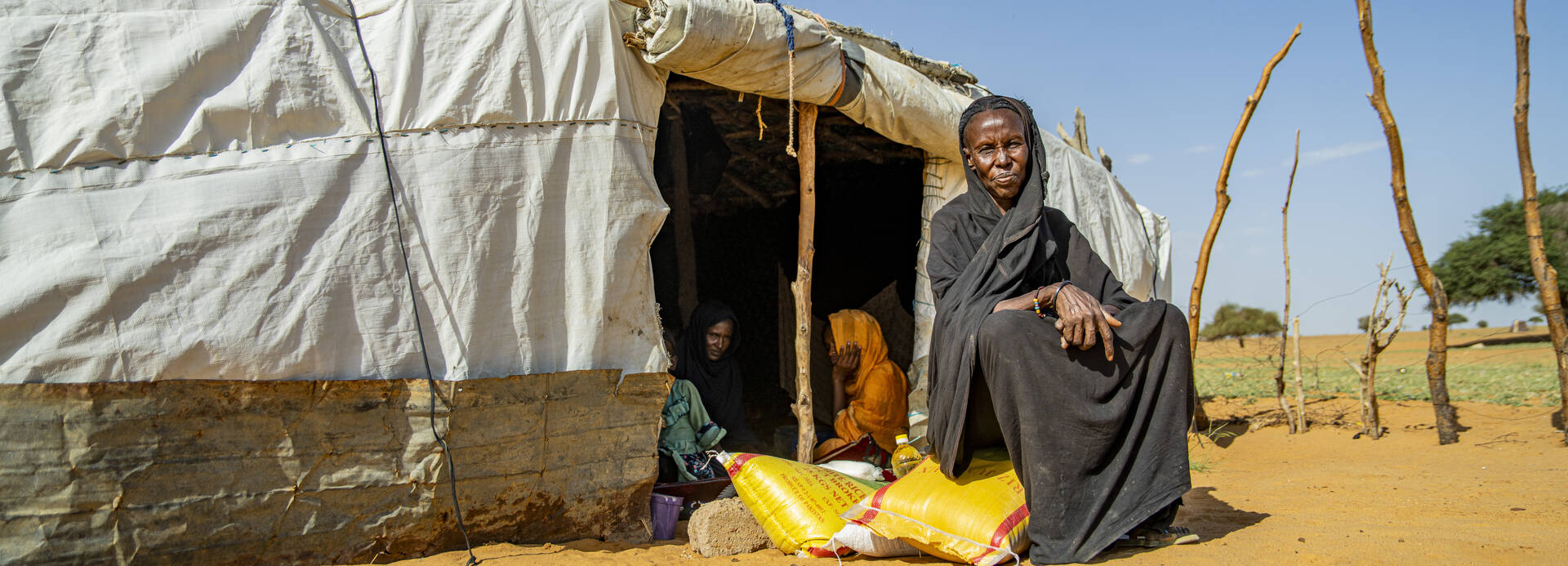 Kadaya Walet vor ihrem Haus in Mali
