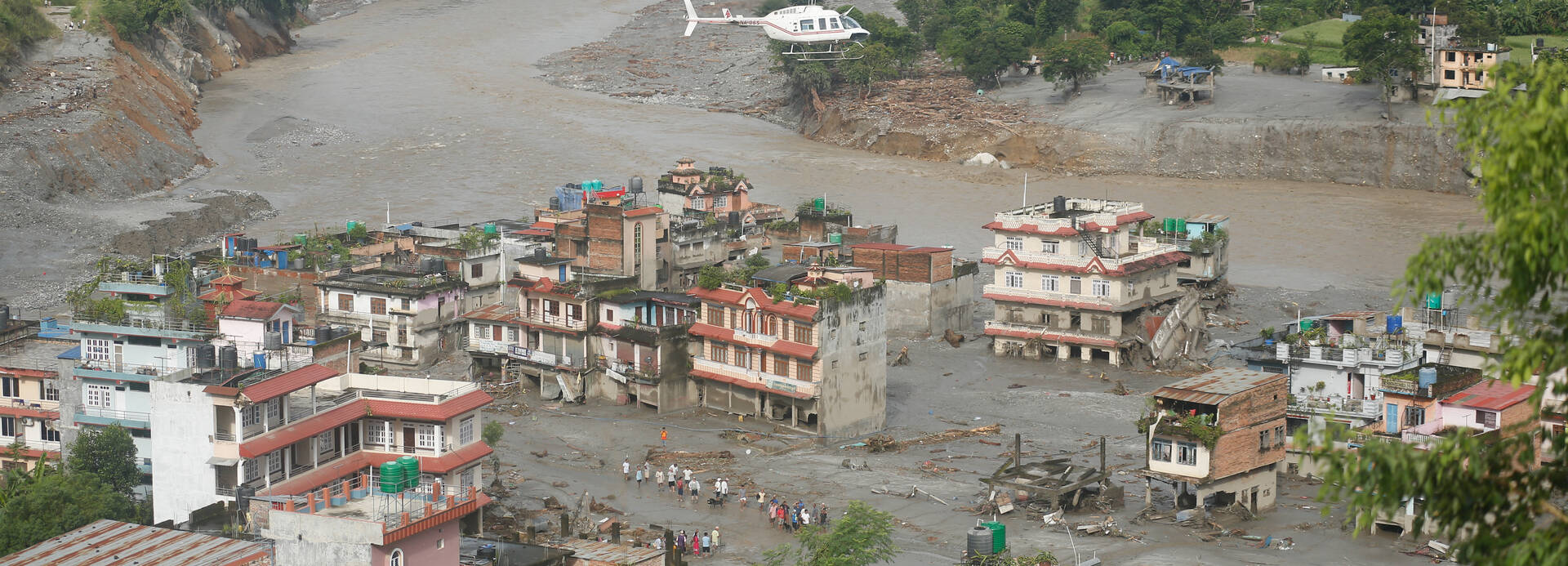 Beschädigte Straße in Nuwakot, Nepal, nach schweren Überschwemmungen infolge eines Gletschersee-Ausbruchs.