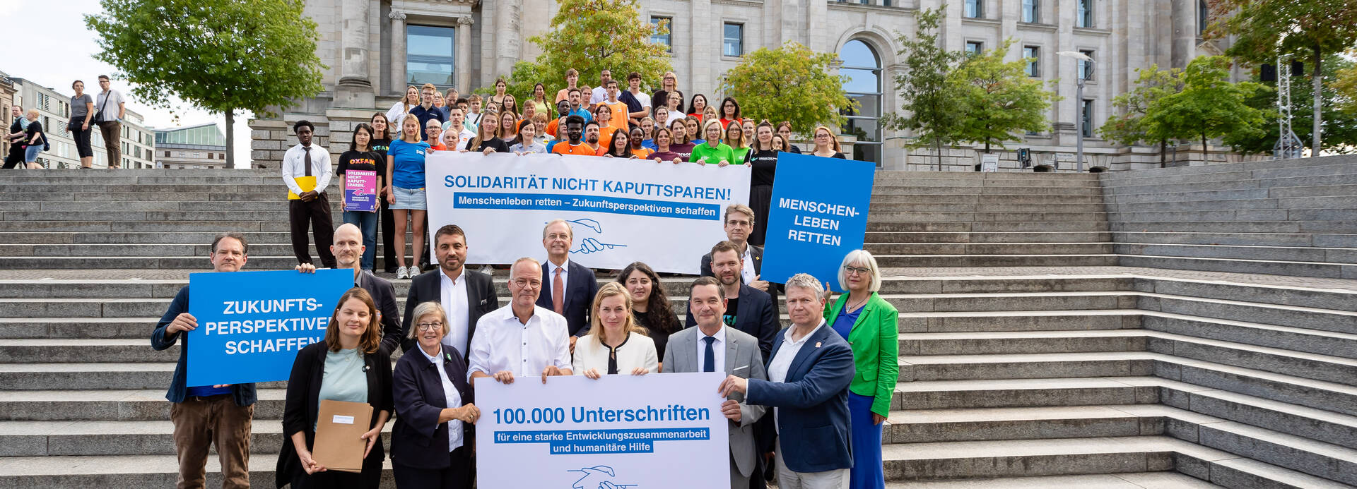 NGO-Bündnis Petitionsübergabe "Solidarität nicht kaputtsparen – internationale Hilfe stärken!" vor dem Bundestag