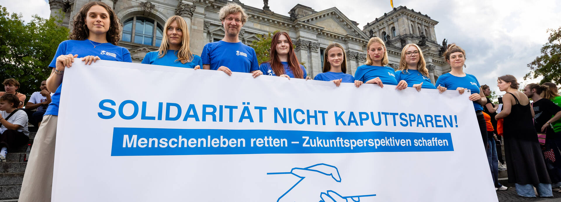 NGO-Bündnis Petitionsübergabe "Solidarität nicht kaputtsparen – internationale Hilfe stärken!" vor dem Bundestag