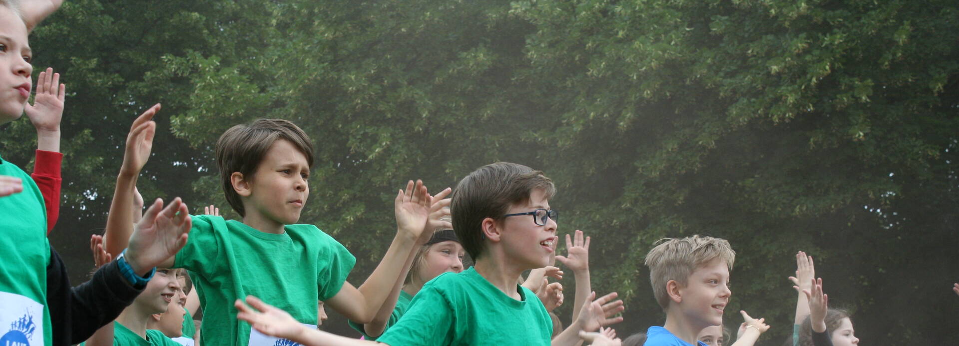 Schüler*innen bei Aufwärmübungen für den Lauf gegen den Hunger.