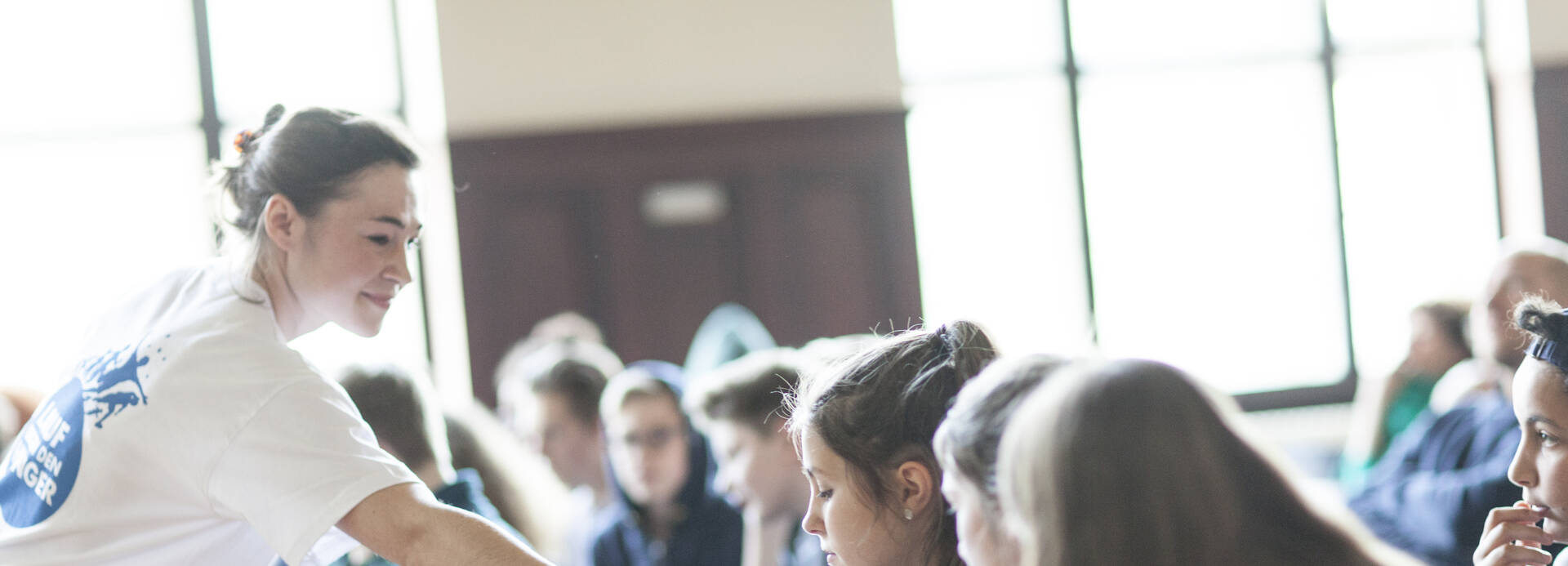 Mitarbeiterin von Aktion gegen den Hunger bei einem Vortrag in einer Schule