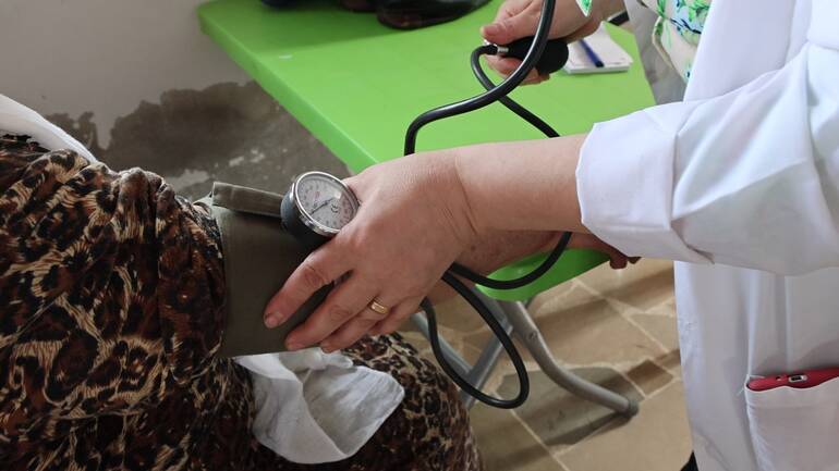 Bei Maram wird Blutdruck gemessen.