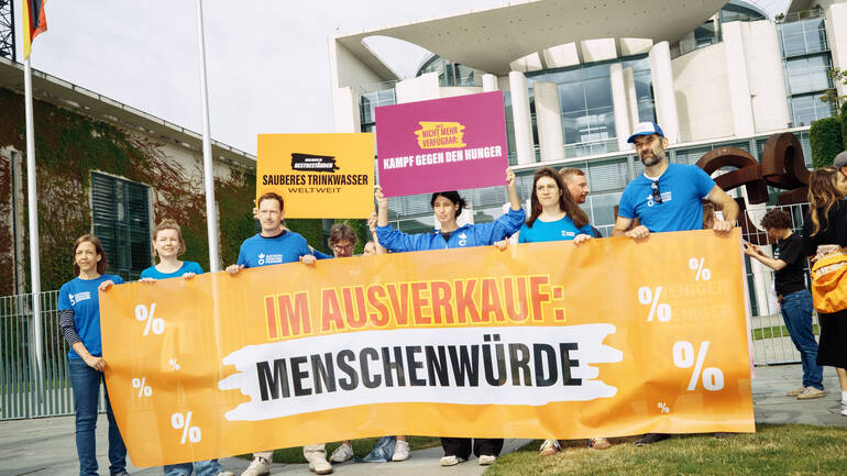 Gemeinsam mit rund 20 Organisationen protestieren wir vor dem Kanzleramt gegen die Kürzungen