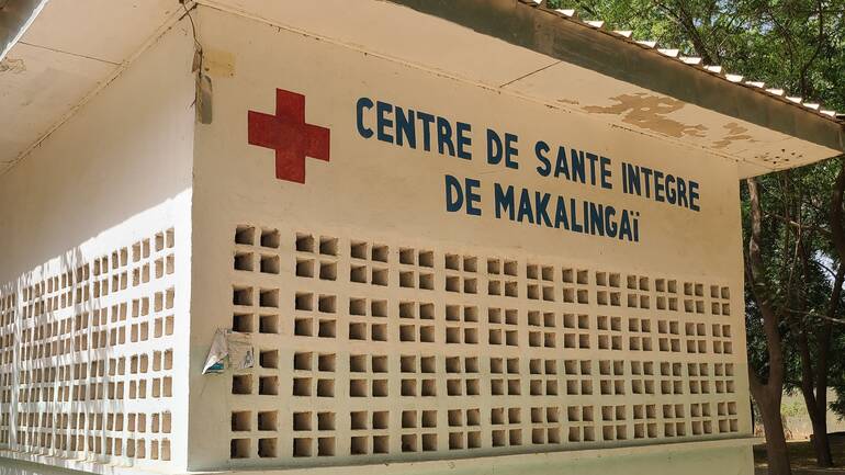Ein Gebäude des Gesundheitszentrums Makalingaï im Norden Kameruns.