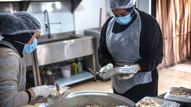 Zwei Frauen kochen eine Mahlzeit in einer Gemeinschaftsküche im Libanon