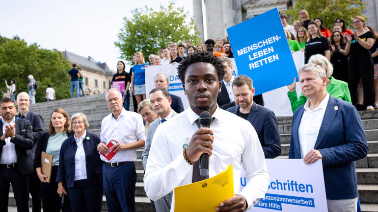 NGO-Bündnis Petitionsübergabe "Solidarität nicht kaputtsparen – internationale Hilfe stärken!" vor dem Bundestag