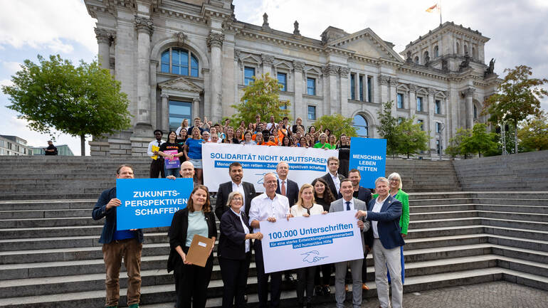 NGO-Bündnis Petitionsübergabe "Solidarität nicht kaputtsparen – internationale Hilfe stärken!" vor dem Bundestag