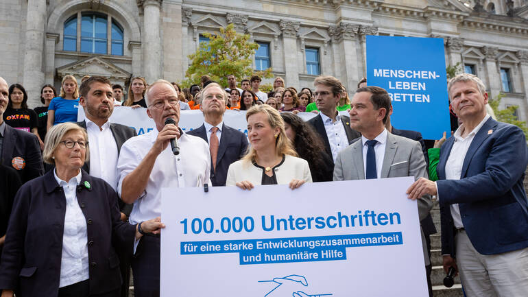 NGO-Bündnis Petitionsübergabe "Solidarität nicht kaputtsparen – internationale Hilfe stärken!" vor dem Bundestag