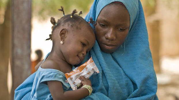 Niger: Frau hält ihr Kind in den Armen.