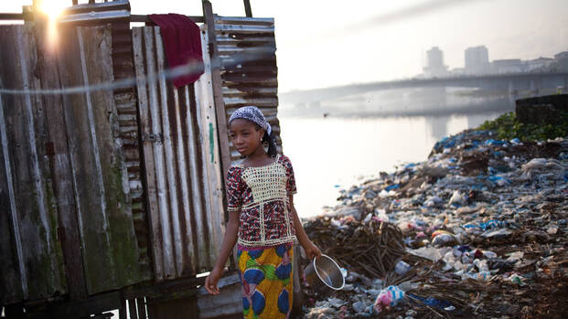 Mädchen in Liberia vor einer provisorischen Hütte.