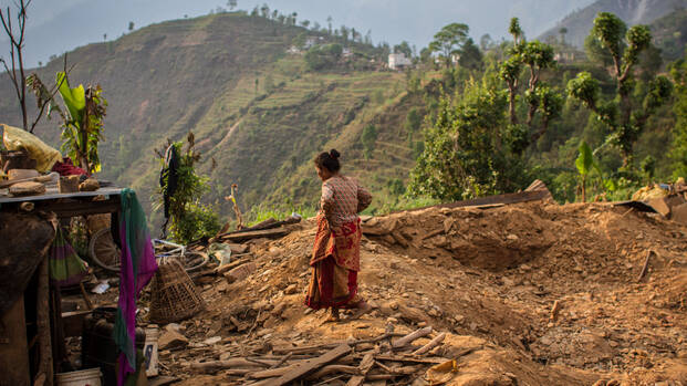 Frau in Nepal steht auf einem Berg.
