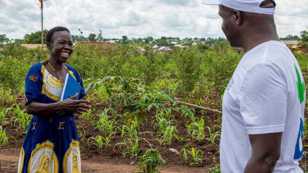 Mitarbeiter von Aktion gegen den Hunger und Frau in Uganda