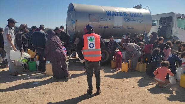 Unsere Teams in Gaza unterstützen die notleidende Bevölkerung unter anderem mit Nahrung und Trinkwasser.