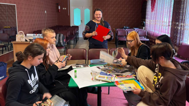 Links ein zerstörtes Kindercafé in Saporischschja, rechts eine Jugendgruppe in Kharkiv beim Basteln.