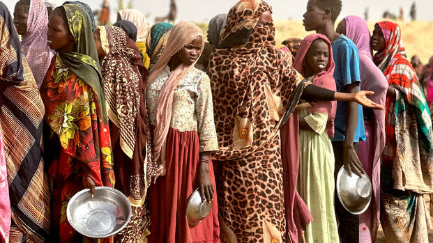 Menschen aus dem Sudan beim Warten auf Nahrungsmittel