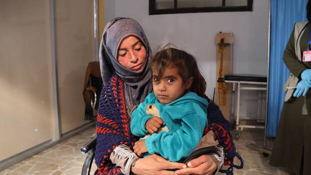 Yasmin sitzt auf dem Schoß ihrer Mutter Saadyeh im Al Sanabel Gesundheitszentrum in Syrien. 